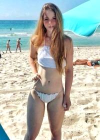 Cute Diovana Knigsreuter at the beach