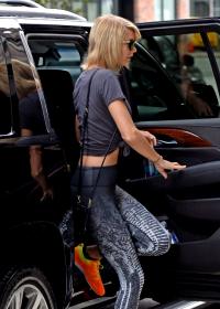 Taylor Swift Walking In Yoga Pants